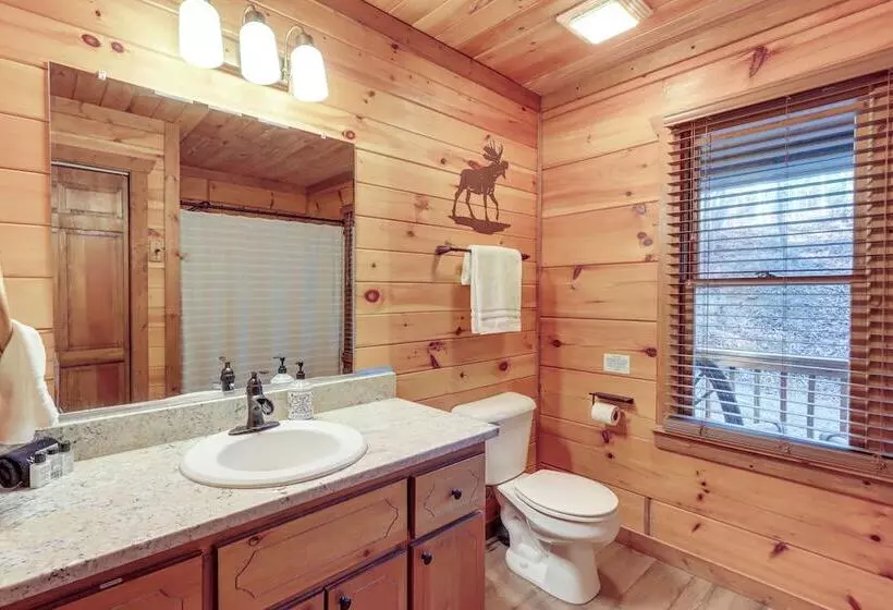 Secluded Cherry Log Cabin W/ Hot Tub + Swings!