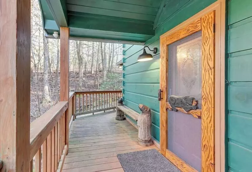 Secluded Cherry Log Cabin W/ Hot Tub + Swings!