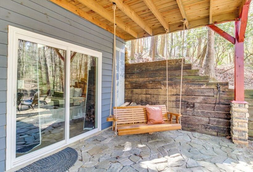 Secluded Cherry Log Cabin W/ Hot Tub + Swings!