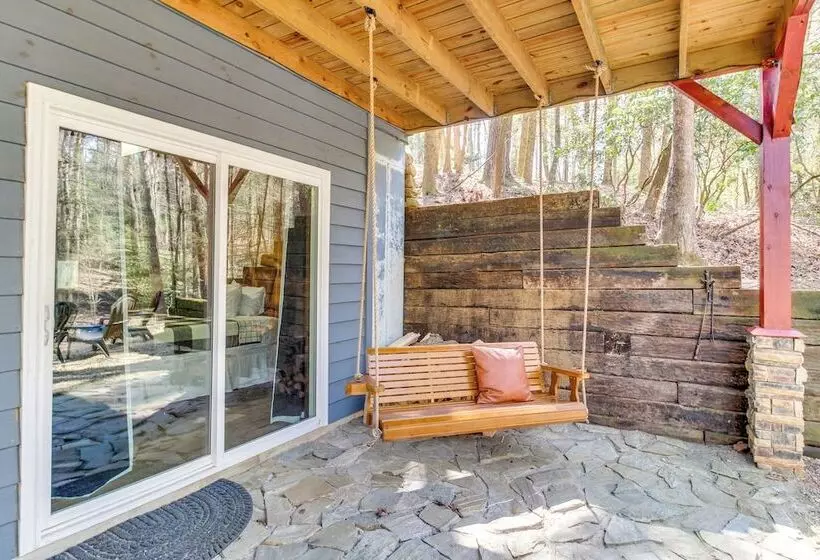 Secluded Cherry Log Cabin W/ Hot Tub + Swings!