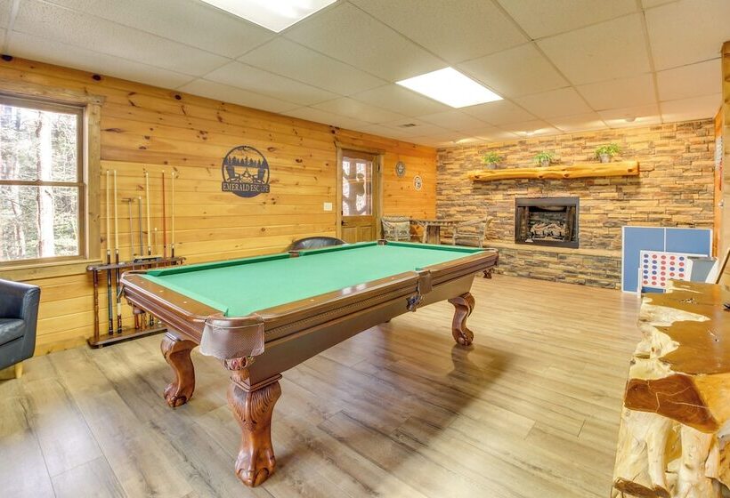 Secluded Cherry Log Cabin W/ Hot Tub + Swings!