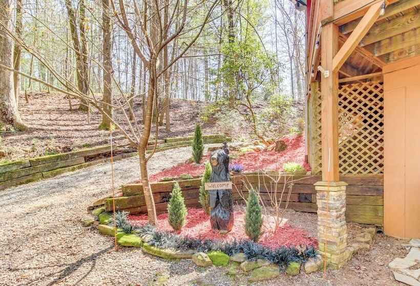 Secluded Cherry Log Cabin W/ Hot Tub + Swings!