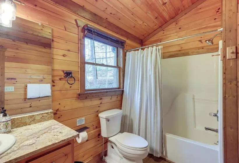 Secluded Cherry Log Cabin W/ Hot Tub + Swings!