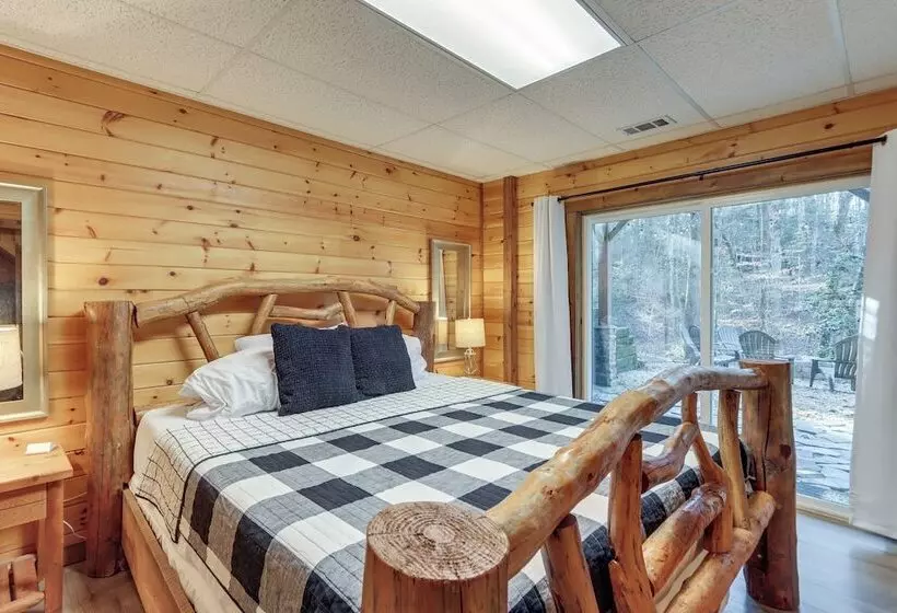 Secluded Cherry Log Cabin W/ Hot Tub + Swings!