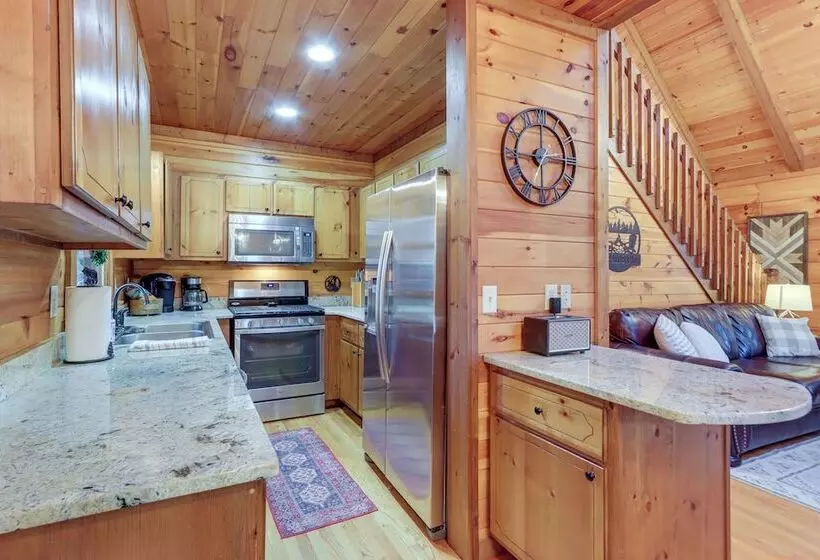 Secluded Cherry Log Cabin W/ Hot Tub + Swings!