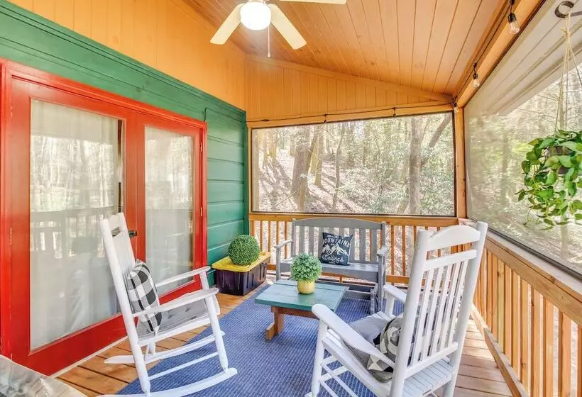 Secluded Cherry Log Cabin W/ Hot Tub + Swings!