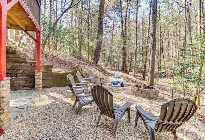 Secluded Cherry Log Cabin W/ Hot Tub + Swings!