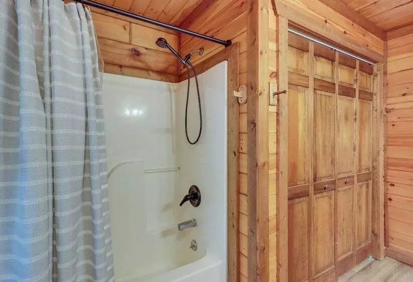 Secluded Cherry Log Cabin W/ Hot Tub + Swings!
