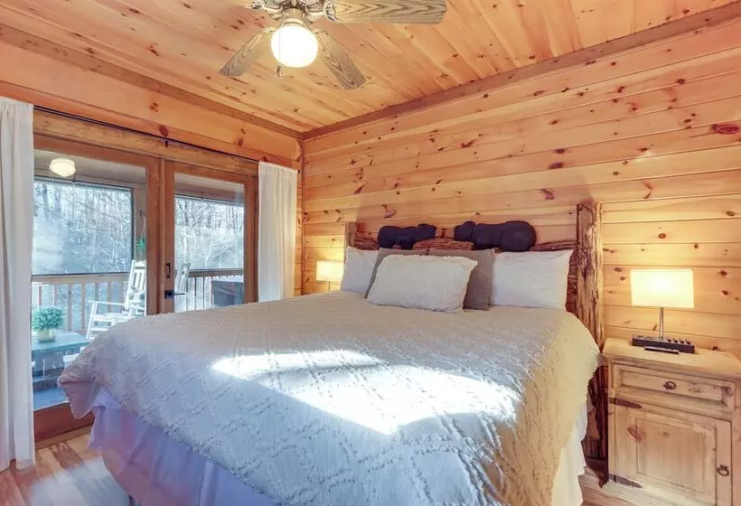Secluded Cherry Log Cabin W/ Hot Tub + Swings!