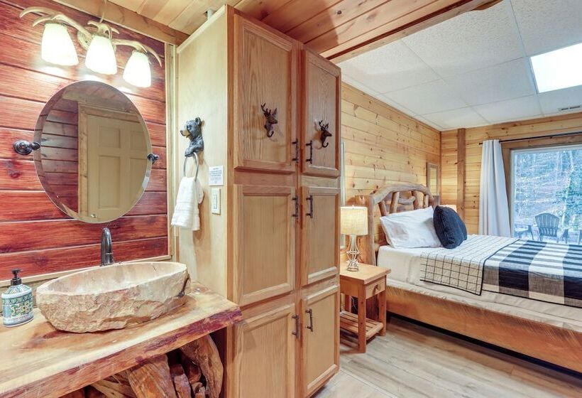 Secluded Cherry Log Cabin W/ Hot Tub + Swings!