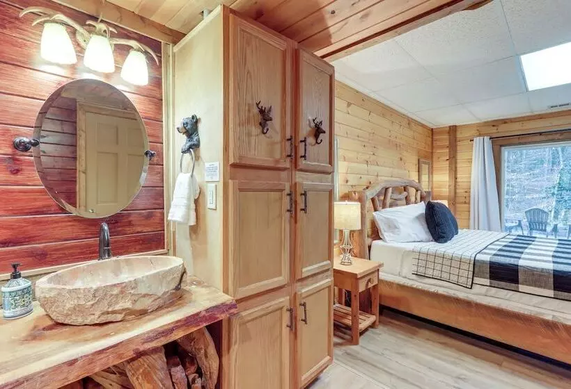 Secluded Cherry Log Cabin W/ Hot Tub + Swings!