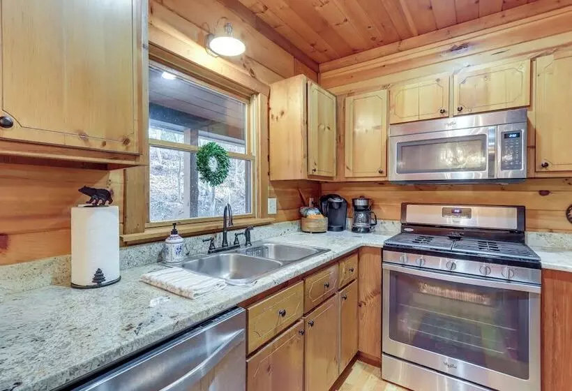 Secluded Cherry Log Cabin W/ Hot Tub + Swings!