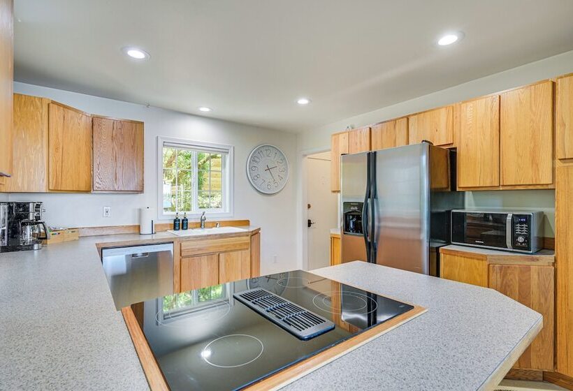 Waterfront Vashon Island Home, Beach Access & View