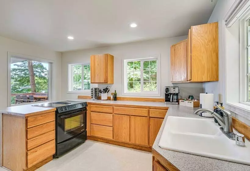 Waterfront Vashon Island Home, Beach Access & View