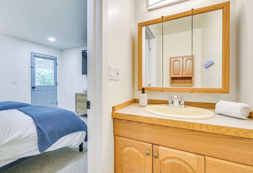 Waterfront Vashon Island Home, Beach Access & View