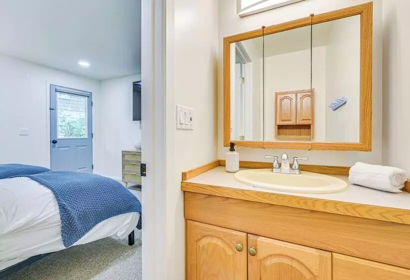 Waterfront Vashon Island Home, Beach Access & View