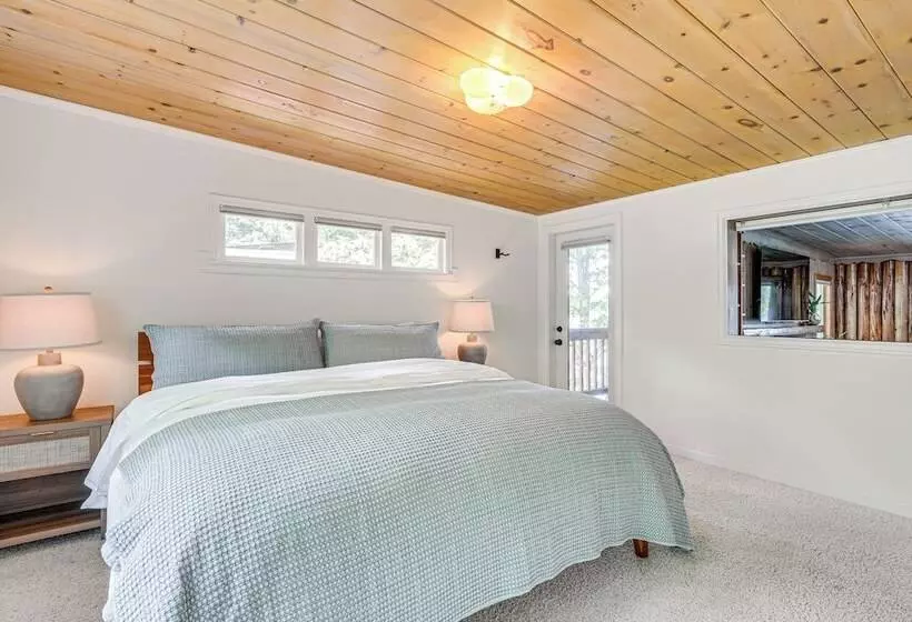 Waterfront Vashon Island Home, Beach Access & View