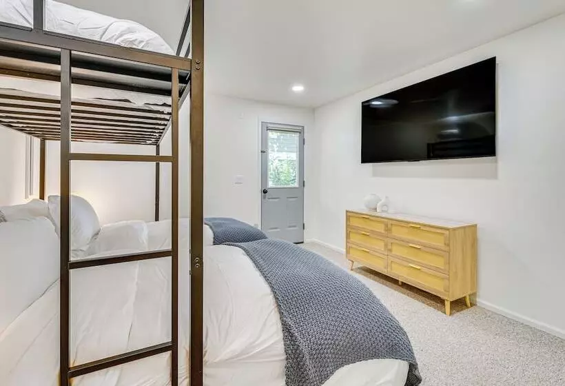 Waterfront Vashon Island Home, Beach Access & View