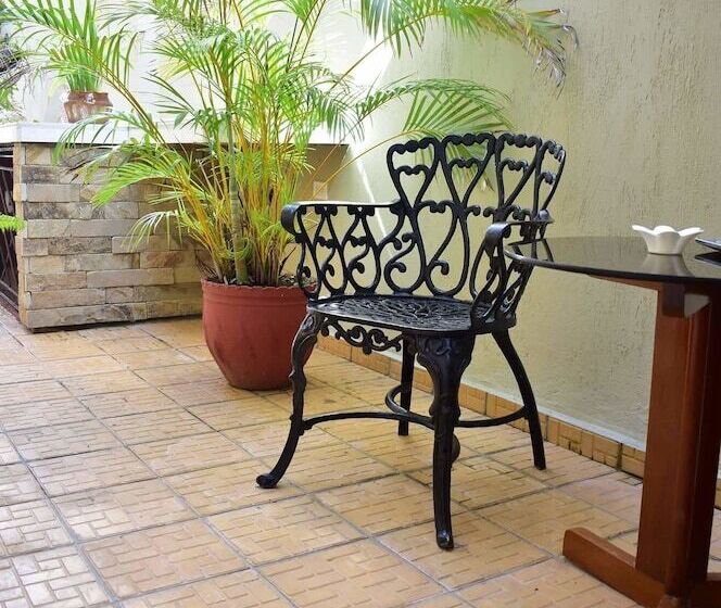 تختخواب و صبحانه Hostal Mimi's Palace