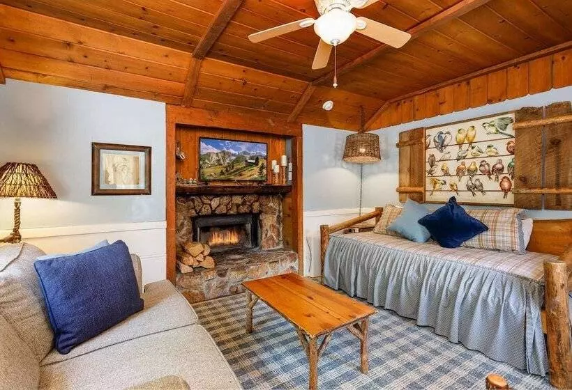 Hotelli Arrowhead Pine Rose Cabins