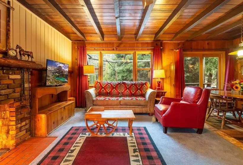 Hotelli Arrowhead Pine Rose Cabins