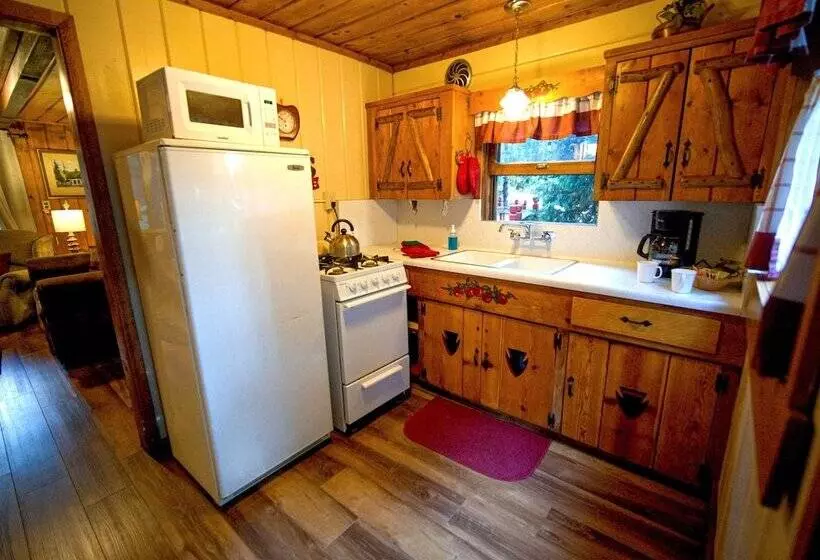 Hotelli Arrowhead Pine Rose Cabins