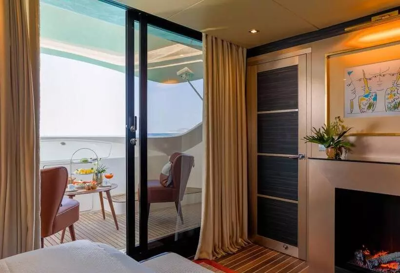 Hotelli House Of Hütter   Floating Home Goldfinger