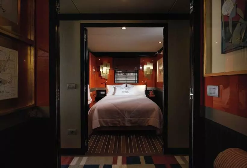 Hotelli House Of Hütter   Floating Home Goldfinger