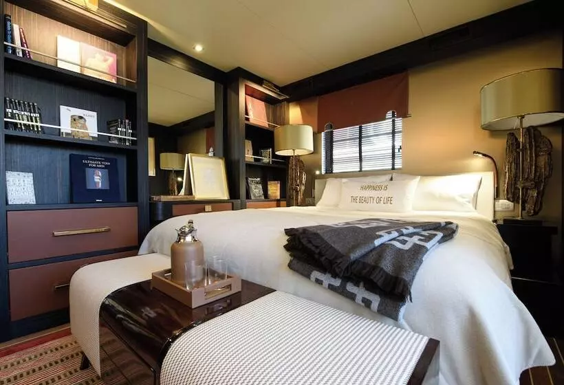 Hotelli House Of Hütter   Floating Home Goldfinger