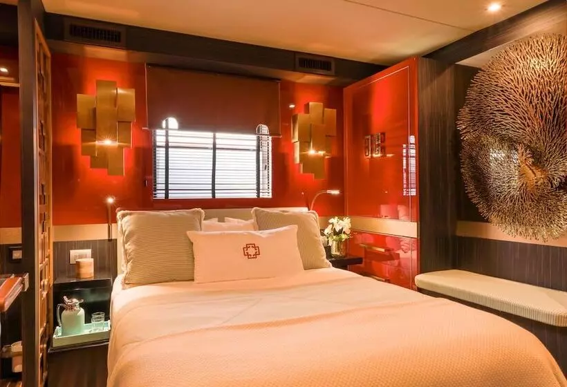 Hotelli House Of Hütter   Floating Home Goldfinger