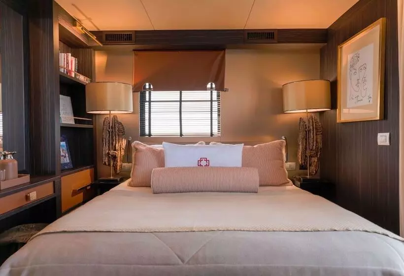 Hotelli House Of Hütter   Floating Home Goldfinger