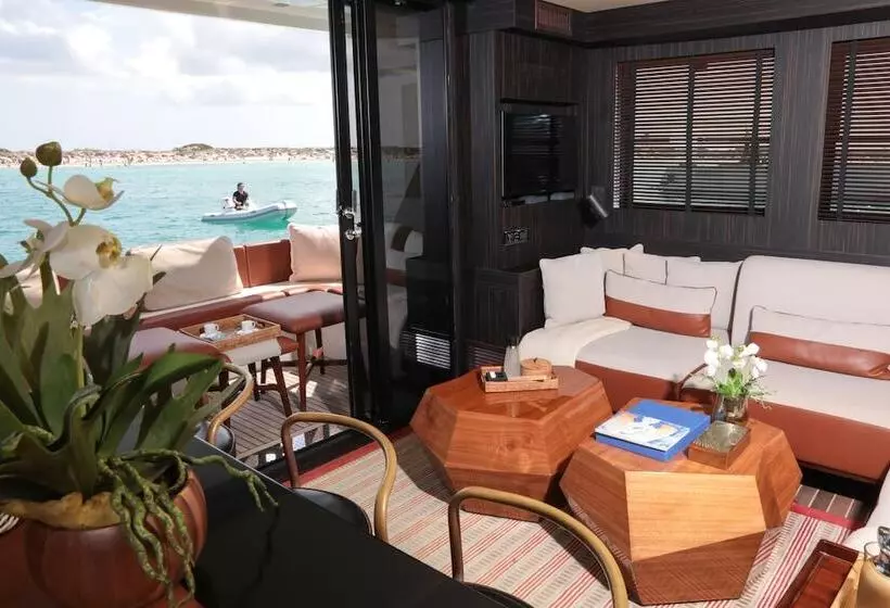 Hotelli House Of Hütter   Floating Home Goldfinger