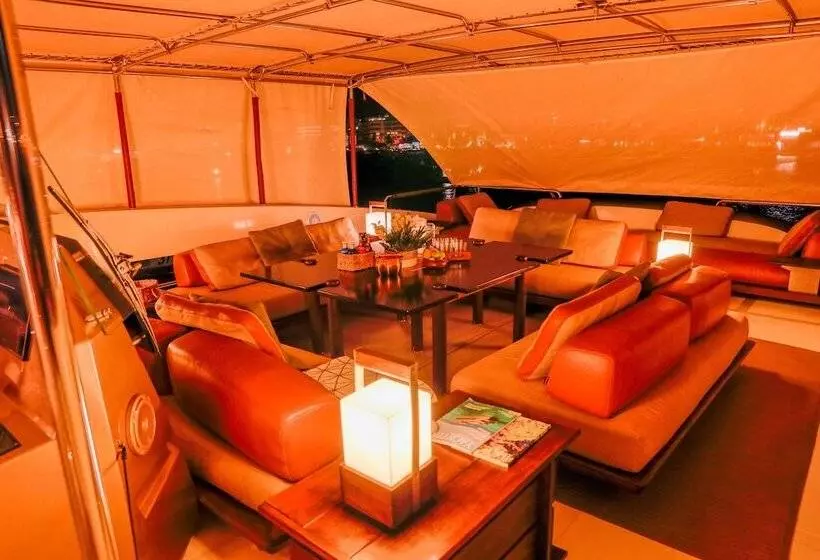 Hotelli House Of Hütter   Floating Home Goldfinger