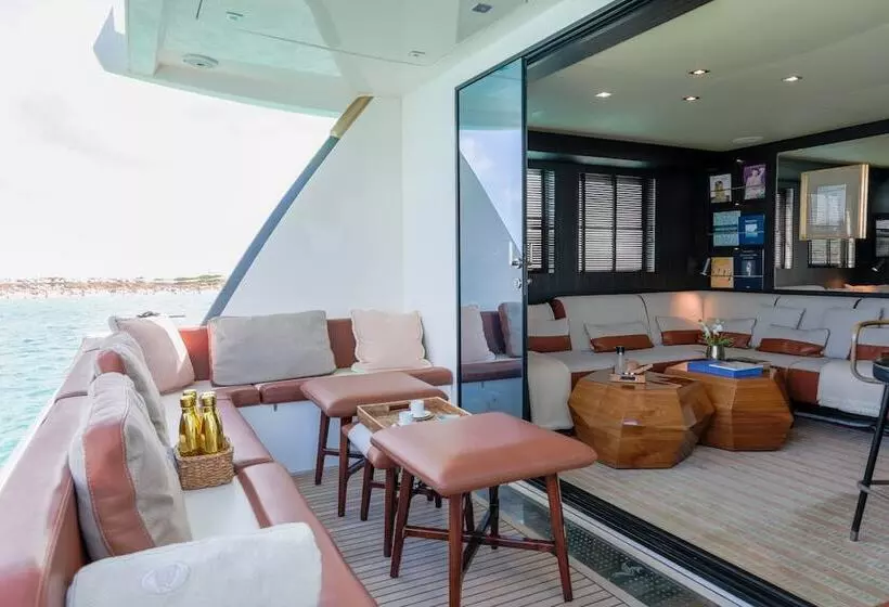 Hotelli House Of Hütter   Floating Home Goldfinger