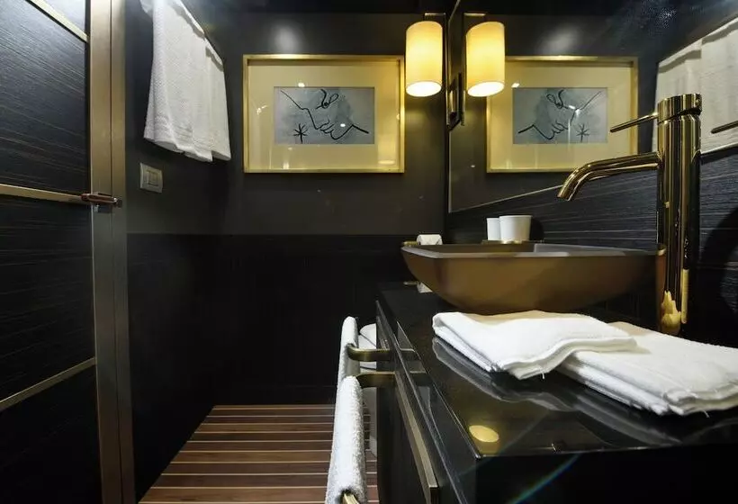 Hotelli House Of Hütter   Floating Home Goldfinger