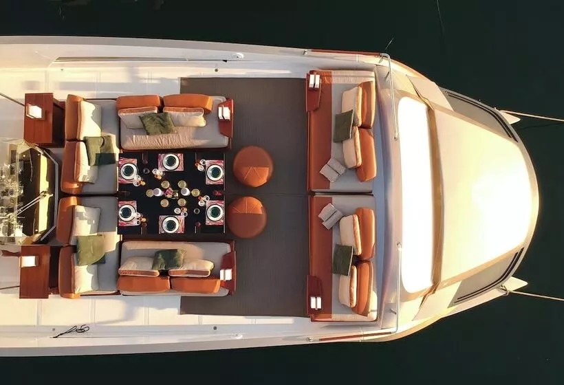 Hotelli House Of Hütter   Floating Home Goldfinger