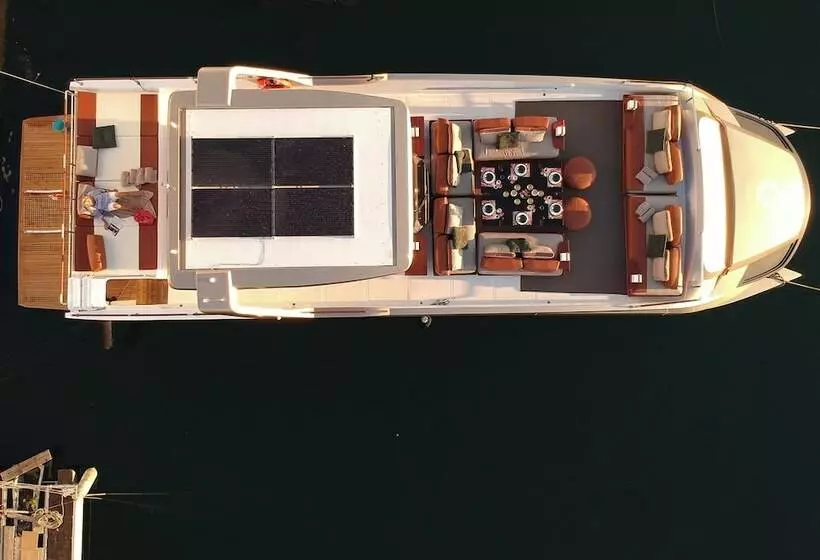 Hotelli House Of Hütter   Floating Home Goldfinger