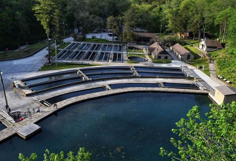 فندق Roaring River State Park