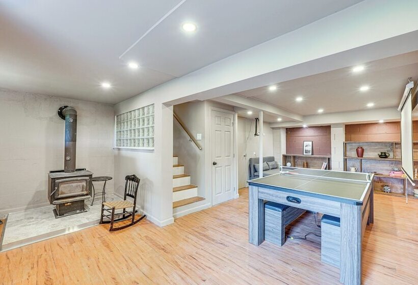 Game Room & Yard: Mid Century Modern Kingston Home