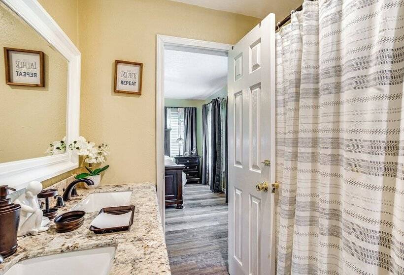 Onalaska Home W/ Game Room, Sunroom & Lake View!