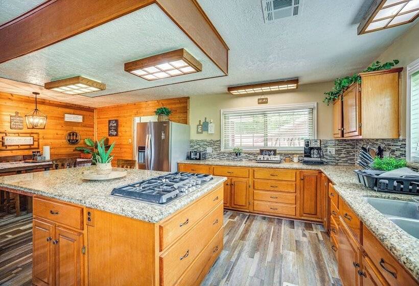 Onalaska Home W/ Game Room, Sunroom & Lake View!