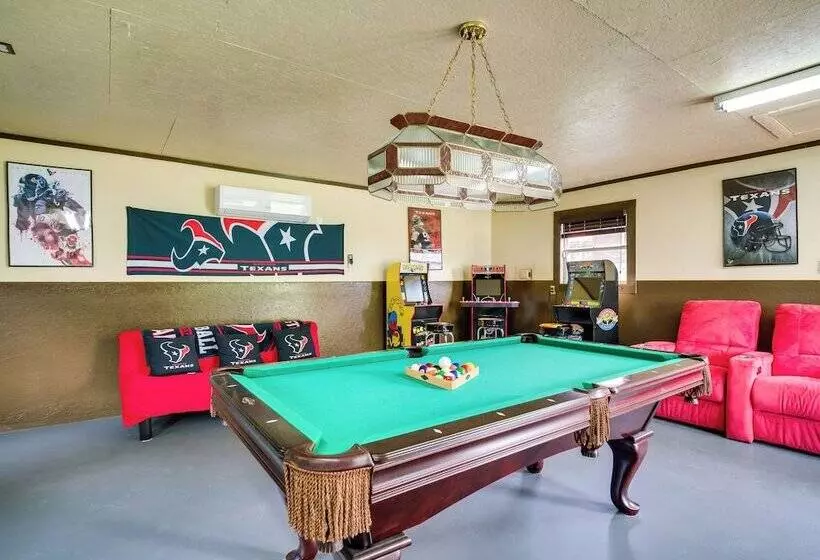 Onalaska Home W/ Game Room, Sunroom & Lake View!