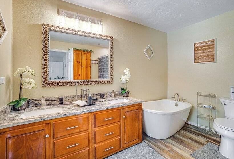 Onalaska Home W/ Game Room, Sunroom & Lake View!