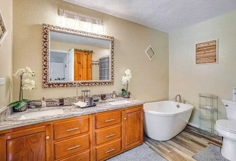 Onalaska Home W/ Game Room, Sunroom & Lake View!