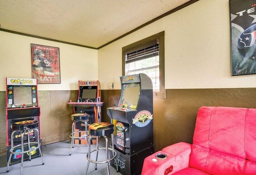 Onalaska Home W/ Game Room, Sunroom & Lake View!