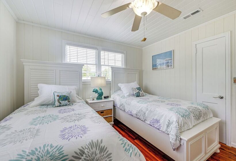 Walk To Ocean: Pearl Cottage In Atlantic Beach