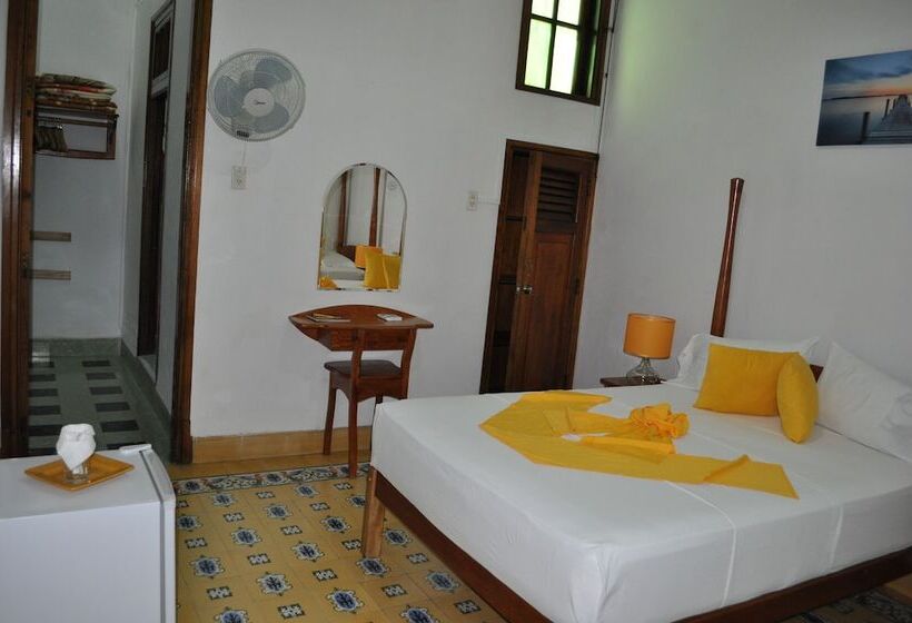 پانسیون Hostal El Zafiro