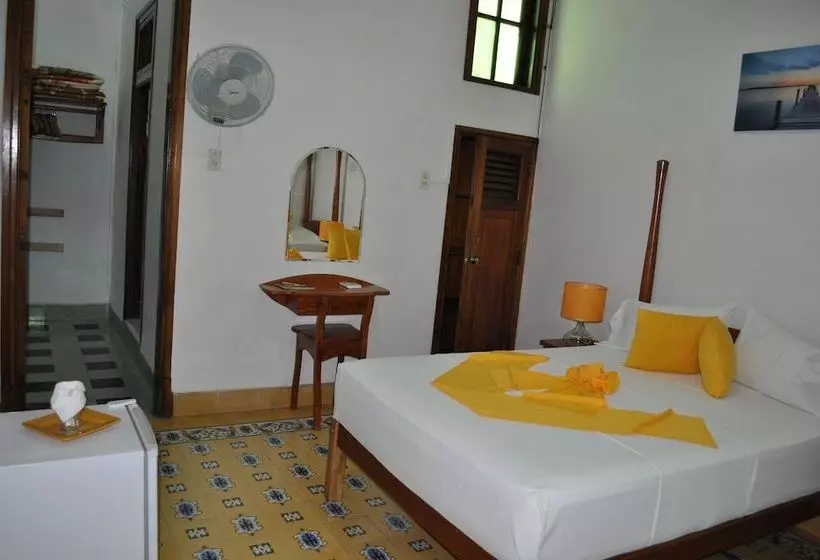 پانسیون Hostal El Zafiro