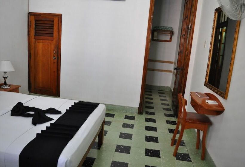 پانسیون Hostal El Zafiro