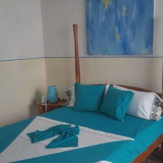 پانسیون Hostal El Zafiro